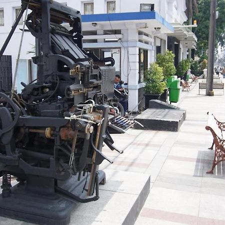 Raffleshom Hotel Bandung Exterior photo