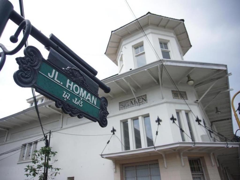 Raffleshom Hotel Bandung Exterior photo